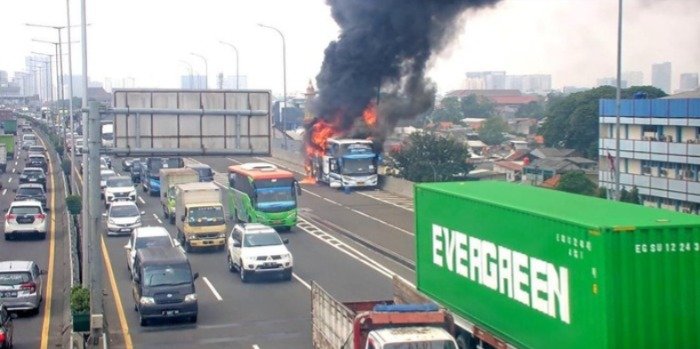 Kebakaran Bus Pariwisata yang Mengangkut 58 Anak TK di Tol Wiyoto Wiyono, Semua Penumpang Selamat