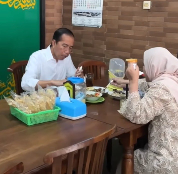 Jokowi Nikmati Sate Kambing Kartasura: Momen Pertama Pasca Pensiun Sebagai Presiden