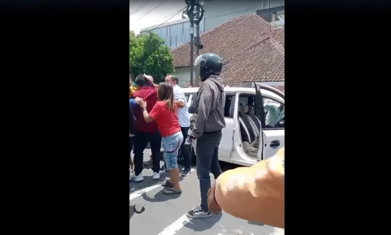 Mahasiswa Berkendara Nissan Livina Tabrak Lari di Solo, Viral di Media Sosial