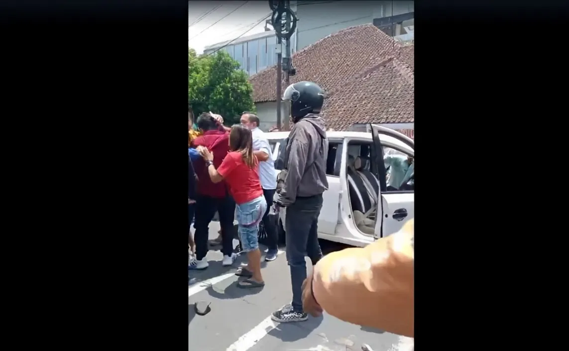 Mahasiswa Berkendara Nissan Livina Tabrak Lari di Solo, Viral di Media Sosial
