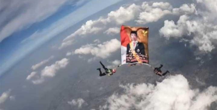 Tim Terjun Payung Polri Bentangkan Foto Jokowi di Langit Mako Brimob