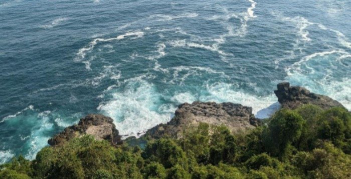 Wisatawan Asal Medan Hilang Terhempas Ombak di Pantai Kedungtumpang, Tulungagung