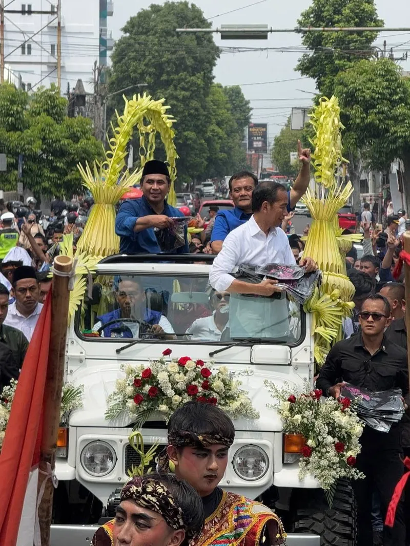 Antusiasme Warga Purwokerto Sambut Jokowi dan Paslon Gubernur Jateng, Ahmad Luthfi-Gus Yasin