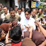 Wakil Presiden Gibran Rakabuming Tampil Sederhana Naik Pesawat Komersial, Kunjungi UMKM dan Warga di Semarang