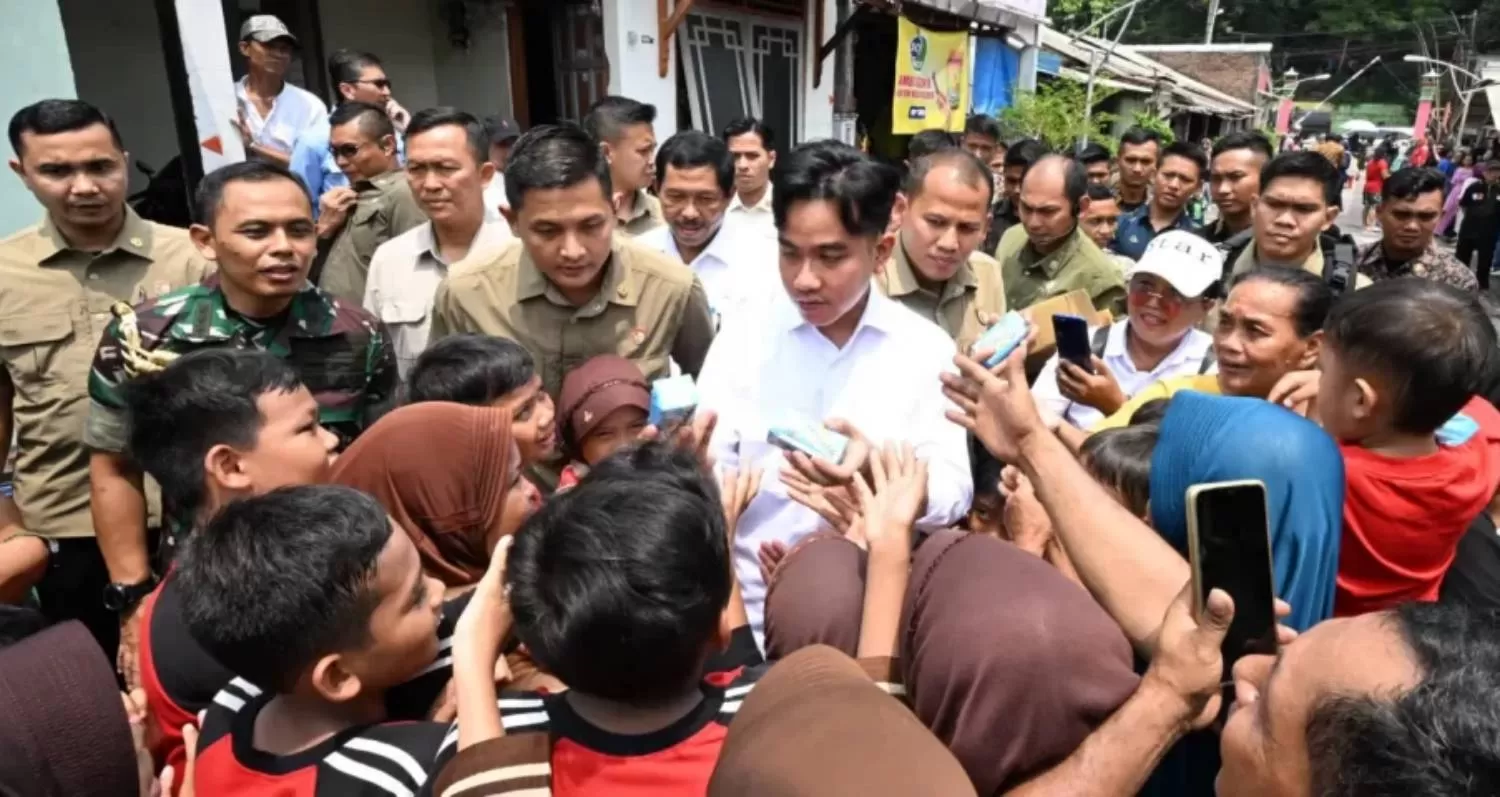 Wakil Presiden Gibran Rakabuming Tampil Sederhana Naik Pesawat Komersial, Kunjungi UMKM dan Warga di Semarang