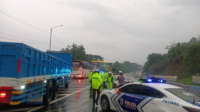 Kecelakaan Beruntun di Tol Cipularang, 17 Kendaraan Terlibat, 1 Tewas: Penyebab dan Dampaknya