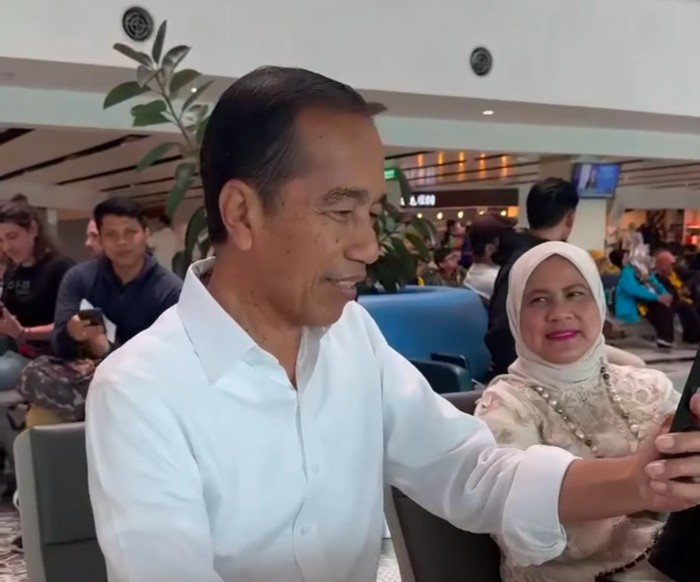 Joko Widodo Naik Pesawat Komersil Garuda ke Jakarta untuk Menengok Cucu