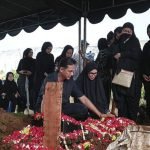 Ussy Sulistiawaty Menangis Haru Saat Pemakaman Ibunda, Hj. Nilla Rosita