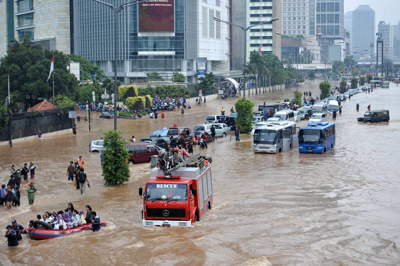 Banjir Jakarta: 35 RT dan 4 Ruas Jalan Terendam, Ratusan Warga Mengungsi