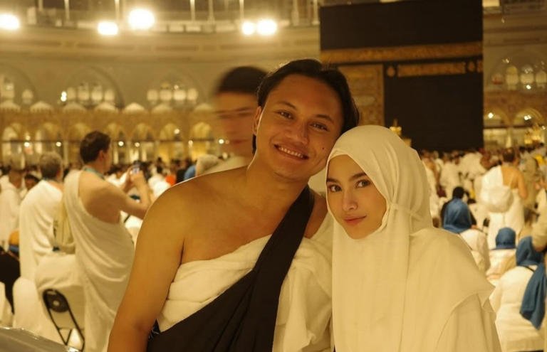 Rizky Febian dan Mahalini Jalani Ibadah Umrah Bersama, Momen Kebersamaan dengan Sahabat Jadi Sorotan
