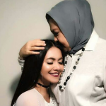 Denada Tiba di Banyuwangi untuk Beri Penghormatan Terakhir kepada Ibunda Emilia Contessa