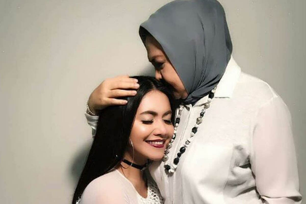 Denada Tiba di Banyuwangi untuk Beri Penghormatan Terakhir kepada Ibunda Emilia Contessa