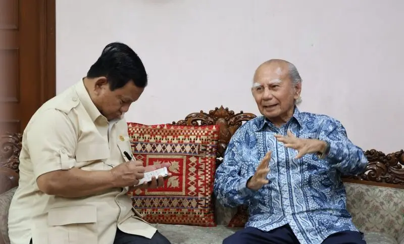 Prabowo Subianto Kunjungi Emil Salim, Tegaskan Pentingnya Pengabdian Pejabat Negara untuk Rakyat