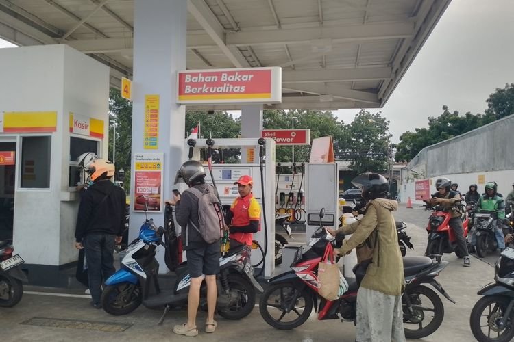 Antrean Panjang di SPBU Shell Usai Isu Pertamax Oplosan Mencuat