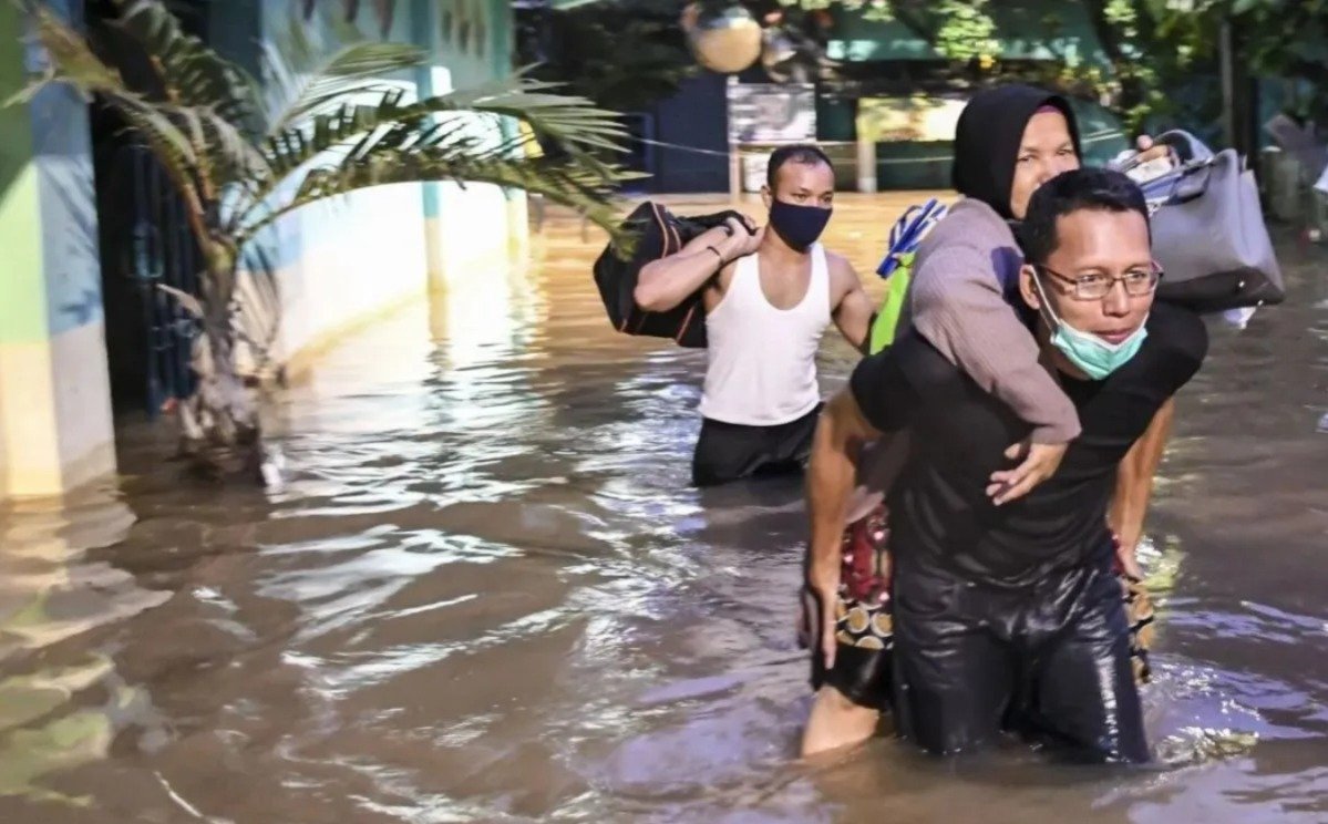 Banjir Jakarta 2025: 20 RT dan 3 Ruas Jalan Tergenang, Ratusan Warga Mengungsi