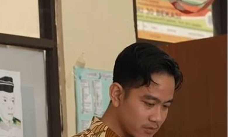 Wapres Gibran Rakabuming Raka Tinjau Program Makan Bergizi Gratis di SMPN 30 Bekasi