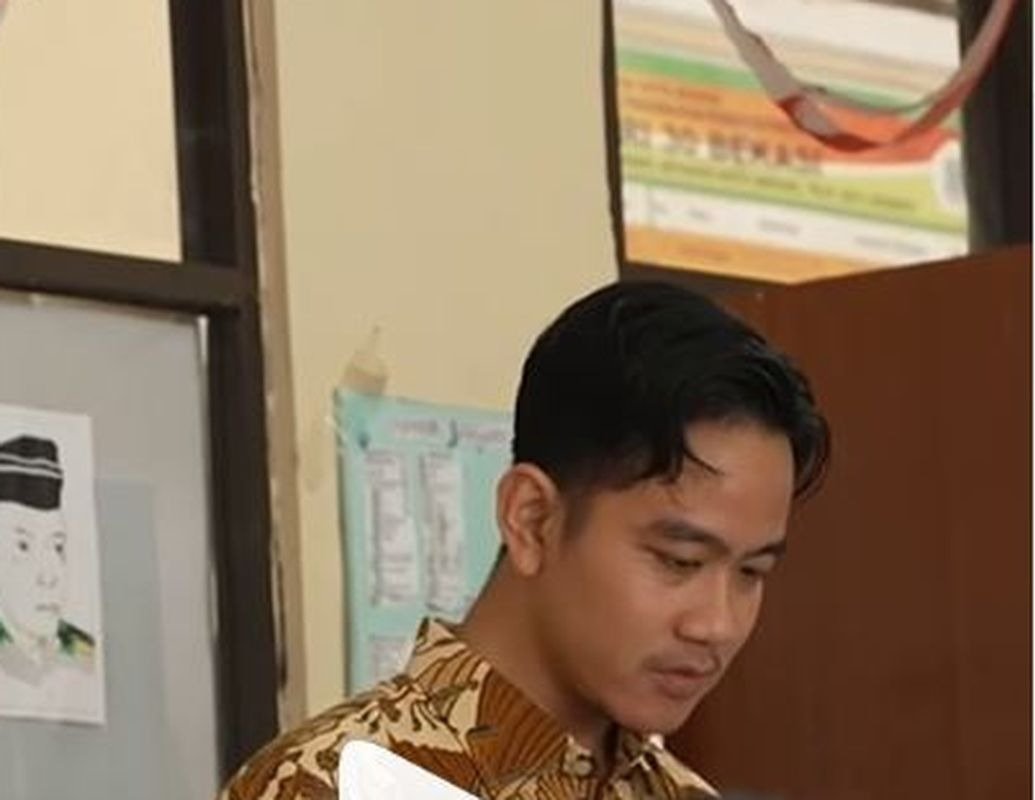 Wapres Gibran Rakabuming Raka Tinjau Program Makan Bergizi Gratis di SMPN 30 Bekasi