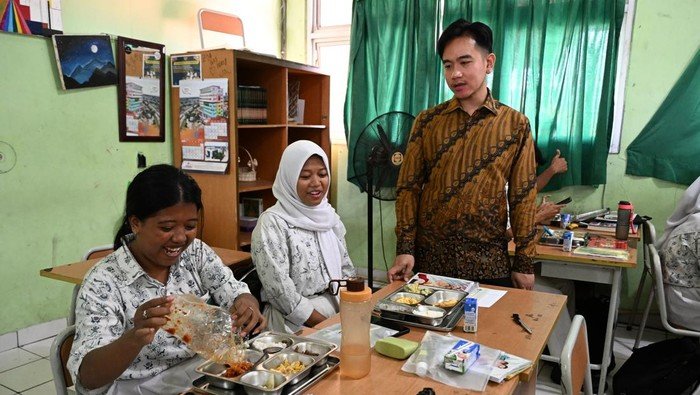Wapres Gibran Bagikan Skincare dan Dengar Masukan Siswa di SMAN 13 Jakarta