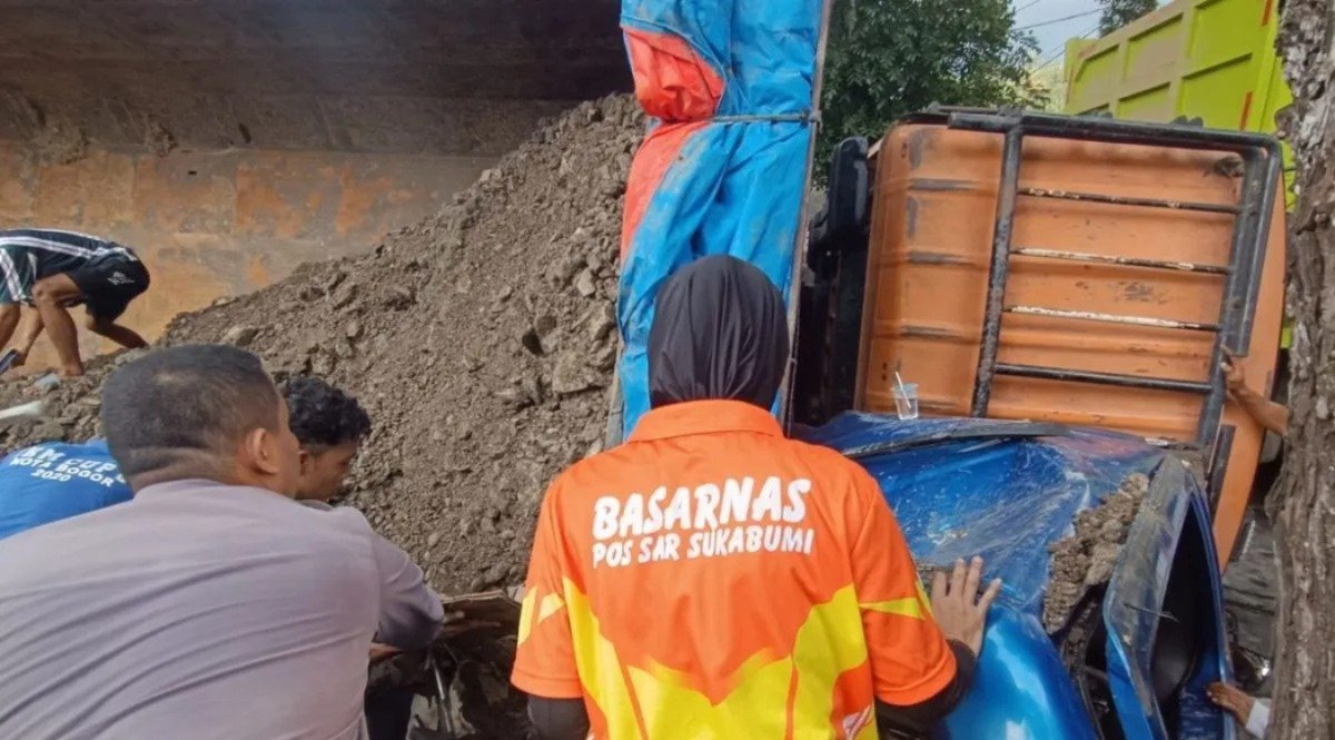 Truk Bermuatan Sirtu Terguling di Palabuhanratu, Empat Wisatawan Asal Jakarta Tewas