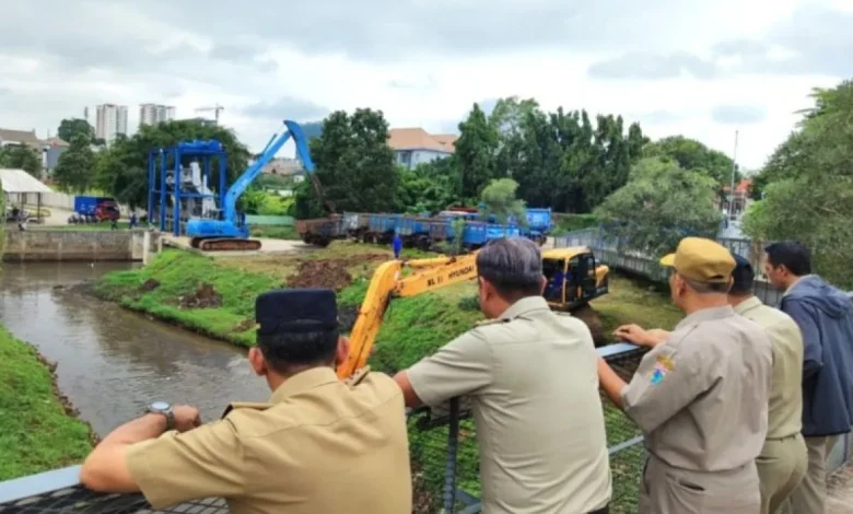 Pemerintah Kota Jakarta Selatan Keruk Lumpur Waduk Lebak Bulus untuk Cegah Banjir