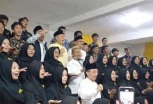 Paduan Suara Ponpes Darussalam Nyanyikan Mars Golkar, Bahlil Lahadalia Terharu dan Beri Bantuan Rp 1 Miliar