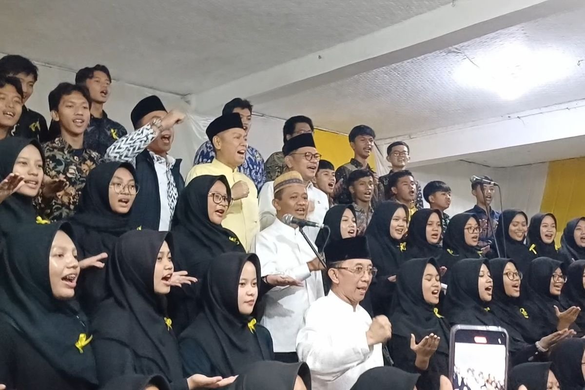 Paduan Suara Ponpes Darussalam Nyanyikan Mars Golkar, Bahlil Lahadalia Terharu dan Beri Bantuan Rp 1 Miliar