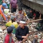 Gubernur Jawa Barat Dedi Mulyadi Terjun ke Sungai Cipalabuhan, Bersihkan Sampah Demi Cegah Banjir