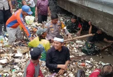 Gubernur Jawa Barat Dedi Mulyadi Terjun ke Sungai Cipalabuhan, Bersihkan Sampah Demi Cegah Banjir