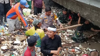 Gubernur Jawa Barat Dedi Mulyadi Terjun ke Sungai Cipalabuhan, Bersihkan Sampah Demi Cegah Banjir