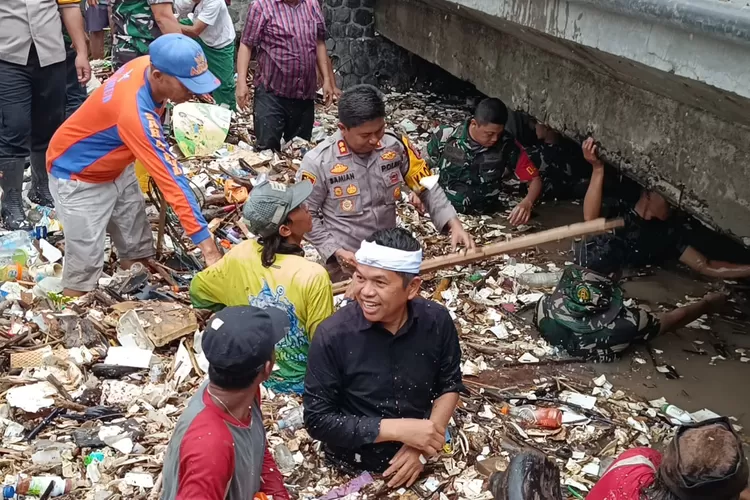 Gubernur Jawa Barat Dedi Mulyadi Terjun ke Sungai Cipalabuhan, Bersihkan Sampah Demi Cegah Banjir