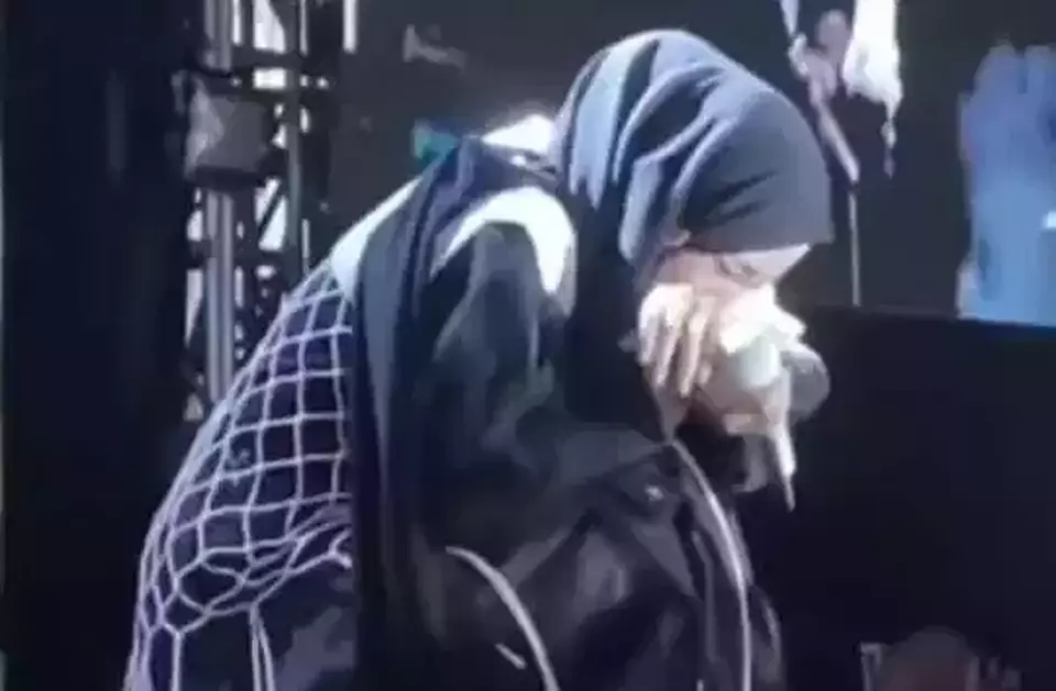 Nissa Sabyan Menangis di Atas Panggung, Netizen Malah Beri Hujatan