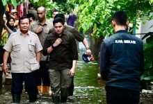 Presiden Prabowo Kunjungi Warga Terdampak Banjir di Bekasi, Berbuka Puasa Bersama di Tengah Genangan Air