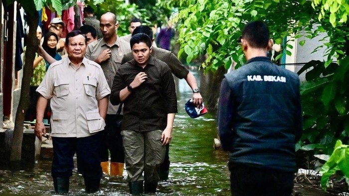 Presiden Prabowo Kunjungi Warga Terdampak Banjir di Bekasi, Berbuka Puasa Bersama di Tengah Genangan Air