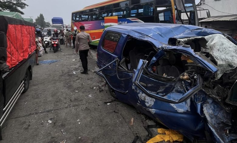 Kecelakaan Maut Rombongan Umrah di Gresik, 7 Tewas Setelah Mobil Tabrak Bus