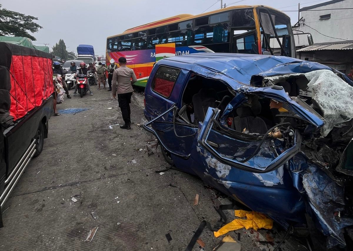 Kecelakaan Maut Rombongan Umrah di Gresik, 7 Tewas Setelah Mobil Tabrak Bus
