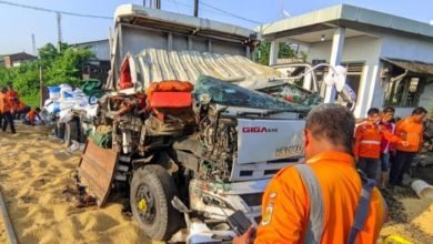 Truk Tabrak Kereta di Kaligawe Semarang, 1 Tewas dan Lalu Lintas Macet Total
