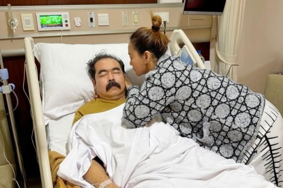 Adam Suseno Jalani Operasi Usai Pembuluh Darah Kaki Sobek, Inul Daratista Ungkap Kekhawatirannya