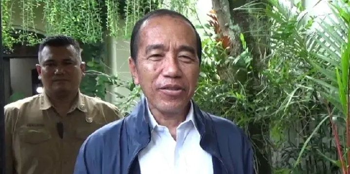 Penampilan Terbaru Jokowi Tuai Sorotan, Dokter Tifa Singgung Dugaan Penyakit Autoimun