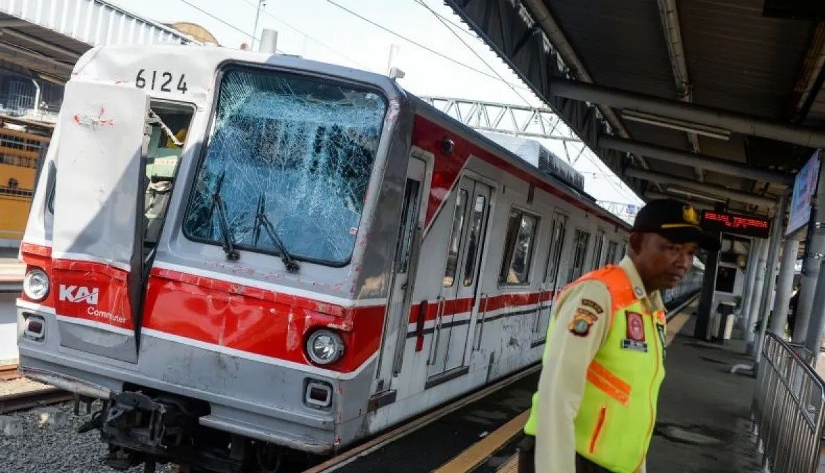 KRL Tangerang Tabrak Truk di Perlintasan, Masinis dan Dua Pengendara Motor Luka-Luka