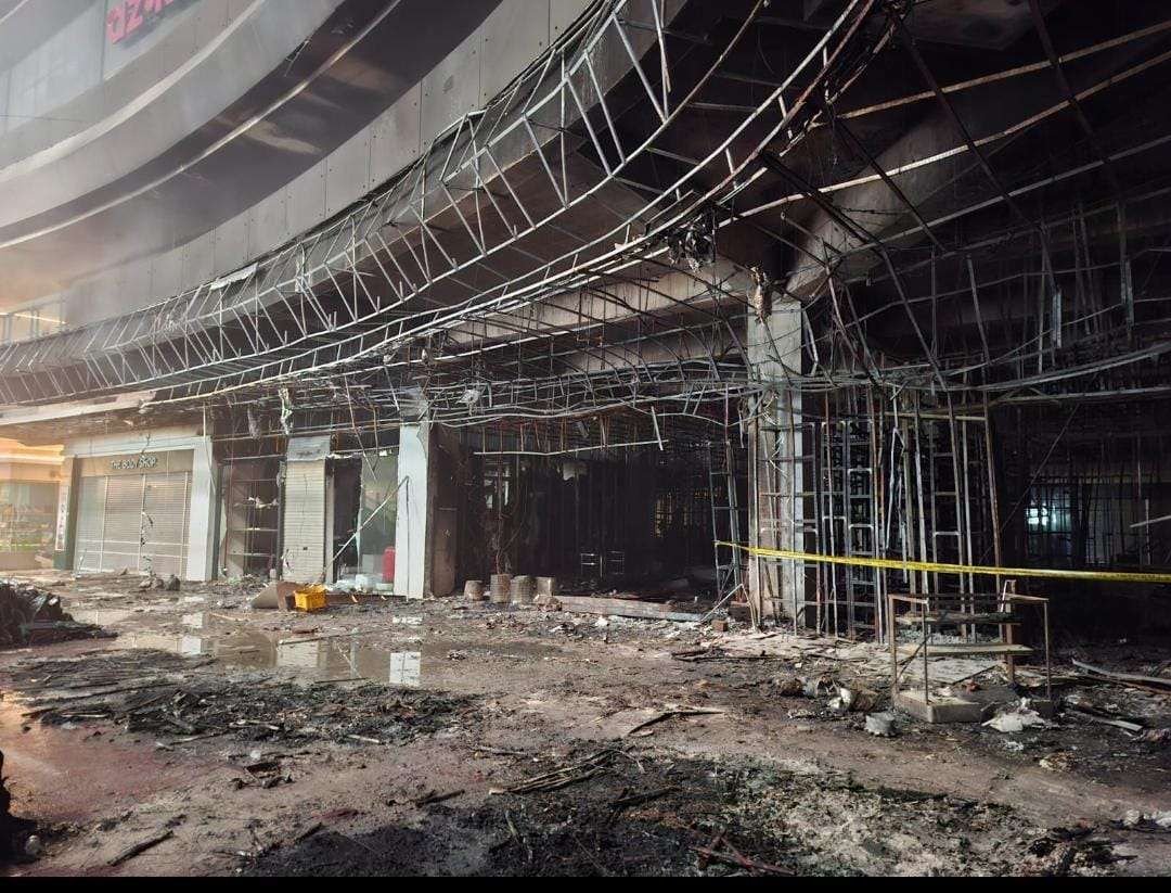 Kebakaran Hebat di Big Mall Samarinda, 7 Stan Terbakar dan 7 Orang Dirawat Akibat Asap
