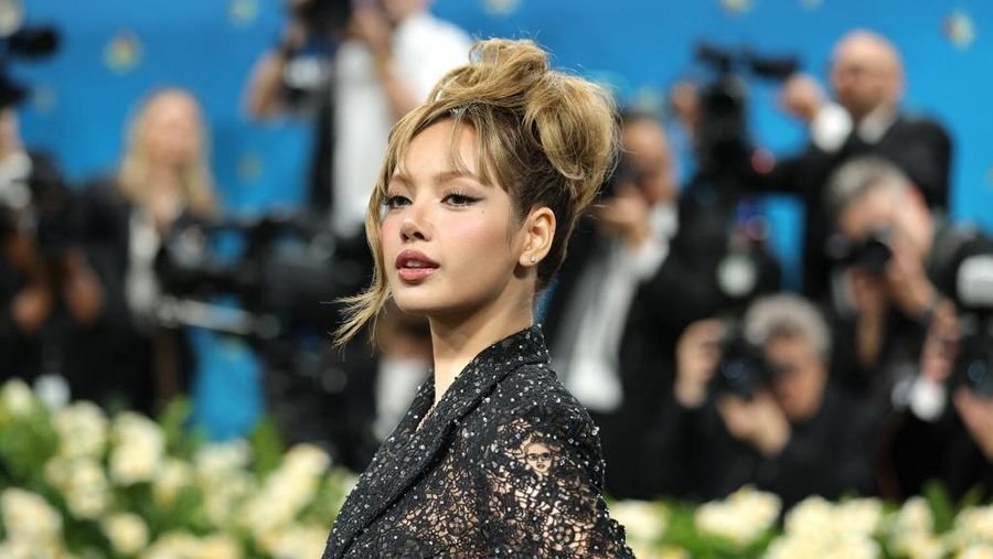 Lisa BLACKPINK Gelar Thrift Sale "Welcome to Lisa’s Closet", Donasikan Seluruh Keuntungan untuk Gaza dan Myanmar