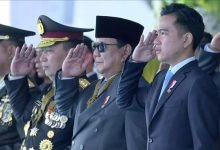 Gibran Cium Tangan Try Sutrisno di HUT ke-79 Bhayangkara, Tunjukkan Hormat pada Tokoh Bangsa