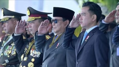 Gibran Cium Tangan Try Sutrisno di HUT ke-79 Bhayangkara, Tunjukkan Hormat pada Tokoh Bangsa