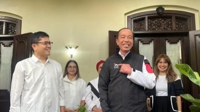 Jokowi Kenakan Jaket PSI Berlogo Gajah Merah, Simbol Baru yang Sarat Makna Kejawen