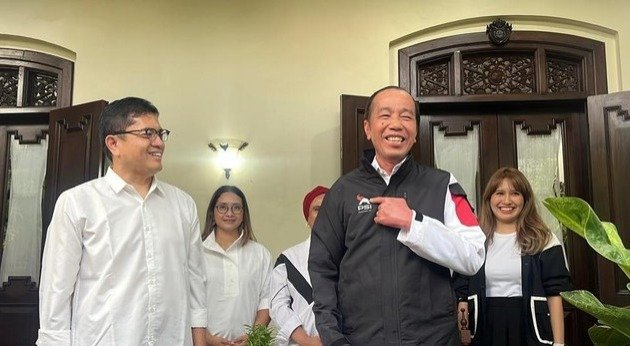 Jokowi Kenakan Jaket PSI Berlogo Gajah Merah, Simbol Baru yang Sarat Makna Kejawen