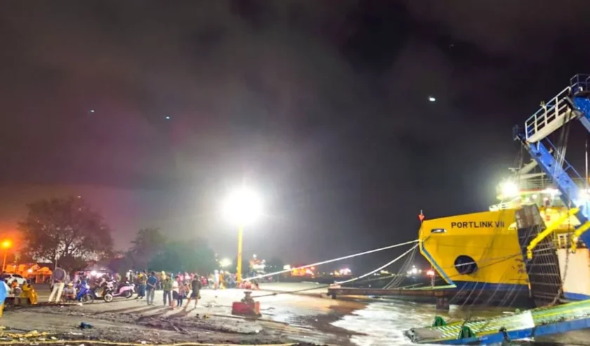 KMP Tunu Pratama Jaya Tenggelam di Selat Bali, 24 Orang Selamat dan 4 Meninggal Dunia