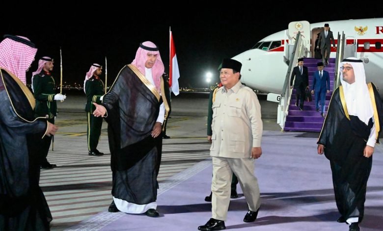 Presiden Prabowo Disambut Upacara Kehormatan di Jeddah, Bahas Kampung Haji dan Kerja Sama Strategis