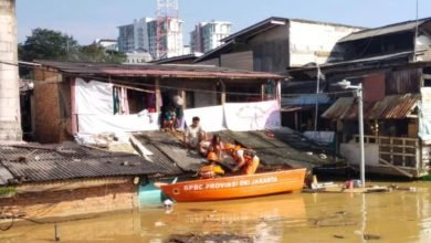 Banjir Rendam 109 RT di Jakarta, Ratusan Warga Mengungsi dan Dapur Lapangan Brimob Didirikan