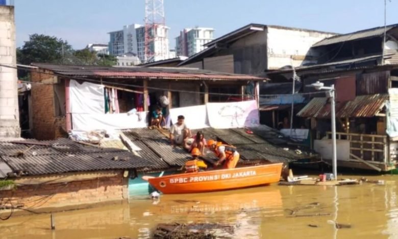 Banjir Rendam 109 RT di Jakarta, Ratusan Warga Mengungsi dan Dapur Lapangan Brimob Didirikan