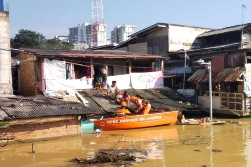 Banjir Rendam 109 RT di Jakarta, Ratusan Warga Mengungsi dan Dapur Lapangan Brimob Didirikan
